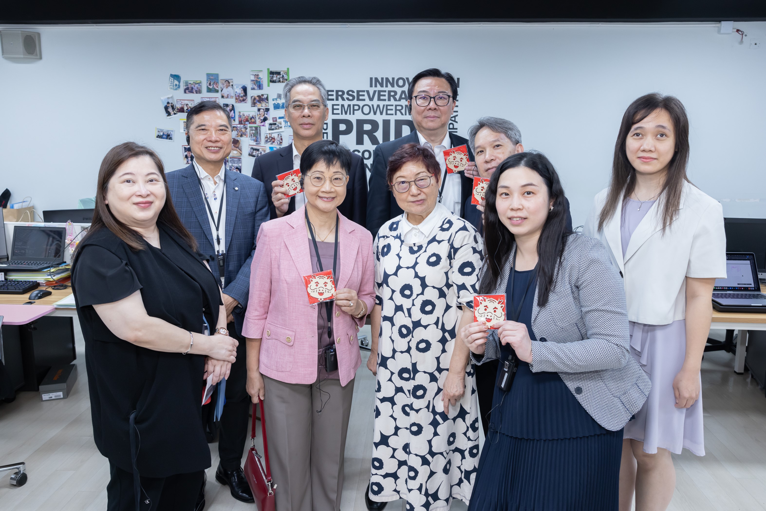 EOC Chairperson Ms Linda LAM Mei-sau (front row, second from left) and the management team of the EOC tour the office of Project WORKS at Ebenezer School and listen to the introduction by Dr Alice YUK Tak-fun, Chief Executive Officer of the Ebenezer School & Home for the Visually Impaired (front row, second from right) and Ms Shirley TO Shuk-yi, Social Services Coordinator of the Ebenezer School & Home for the Visually Impaired and EOC Member (back row, first from right).